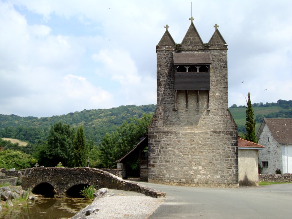 Abense-de-Bas (Viodos-Abense-de-Bas, Pyr-Atl, Fr) ëglise trinitaire et pont