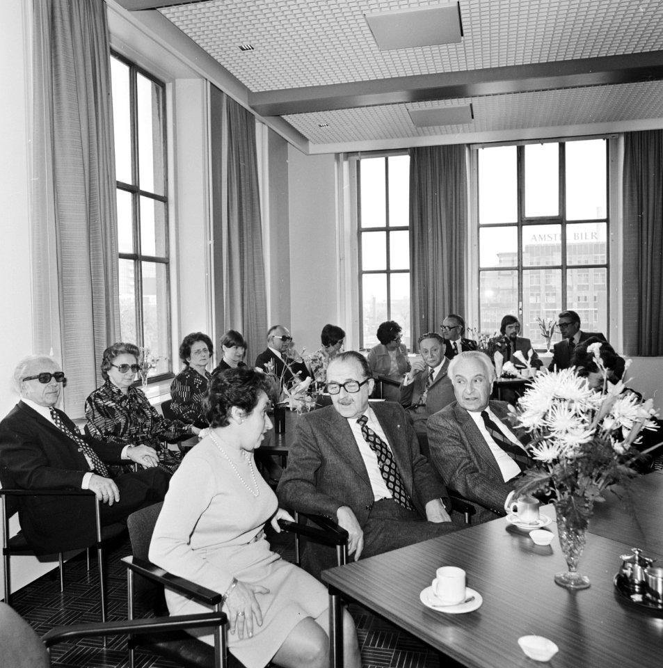Aanwezigen tijdens de bijeenkomst, in het midden vooraan (met zwarte bril) mr. H, Bestanddeelnr 927-9020