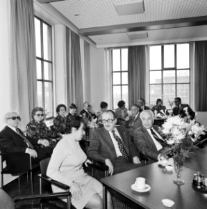 Aanwezigen tijdens de bijeenkomst, in het midden vooraan (met zwarte bril) mr. H, Bestanddeelnr 927-9020