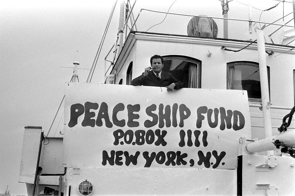 Abie Nathan voor de stuurhut bij een bord met Peace ship fund, Bestanddeelnr 922-6411