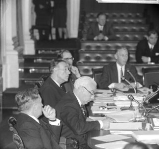 Achter de regeringstafel vlnr staatssecretaris dr. J.F. de Meijer, minister Vel, Bestanddeelnr 918-4822