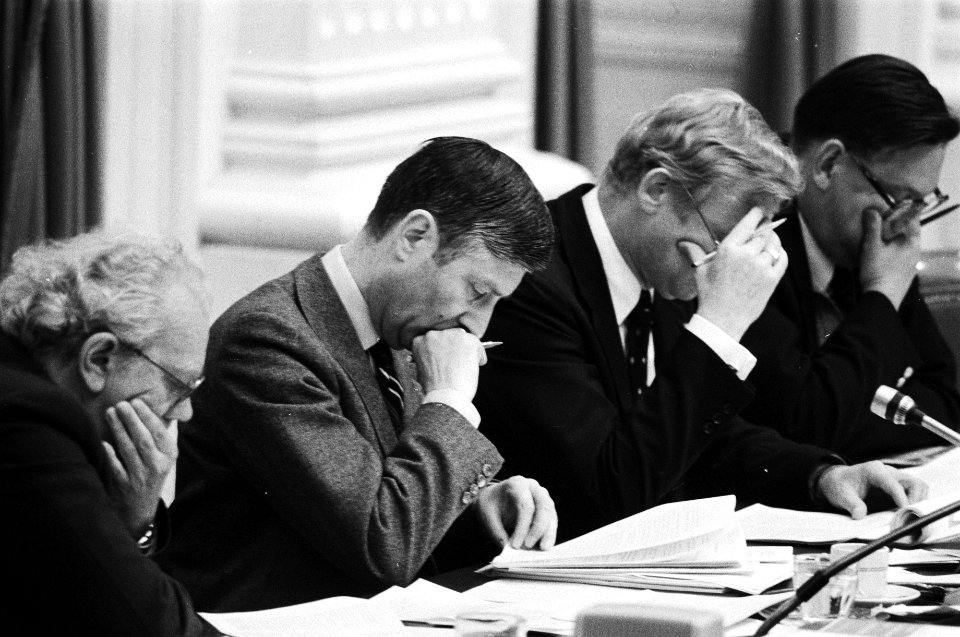 Achter de regeringstafel v.l.n.r. minister Albeda, premier van Agt, minister And, Bestanddeelnr 930-2331