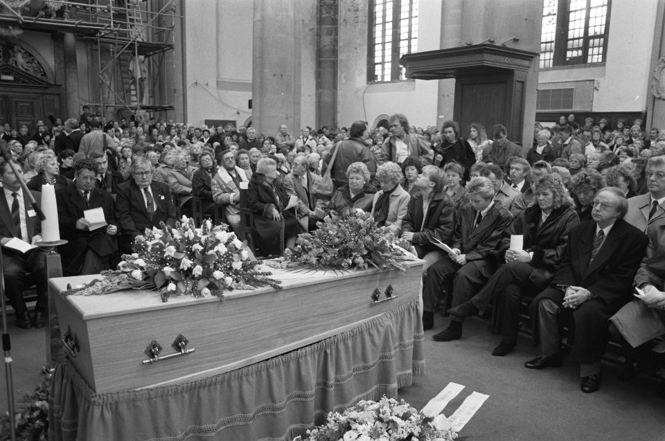 Aanwezigen zitten in de Westerkerk rond de kist met Johnny Jordaan, Bestanddeelnr 934-3868