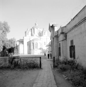 Achteraanzicht van een kerkgebouw, zogenaamde Russische kerk, op de voorgrond , Bestanddeelnr 255-2282 photo