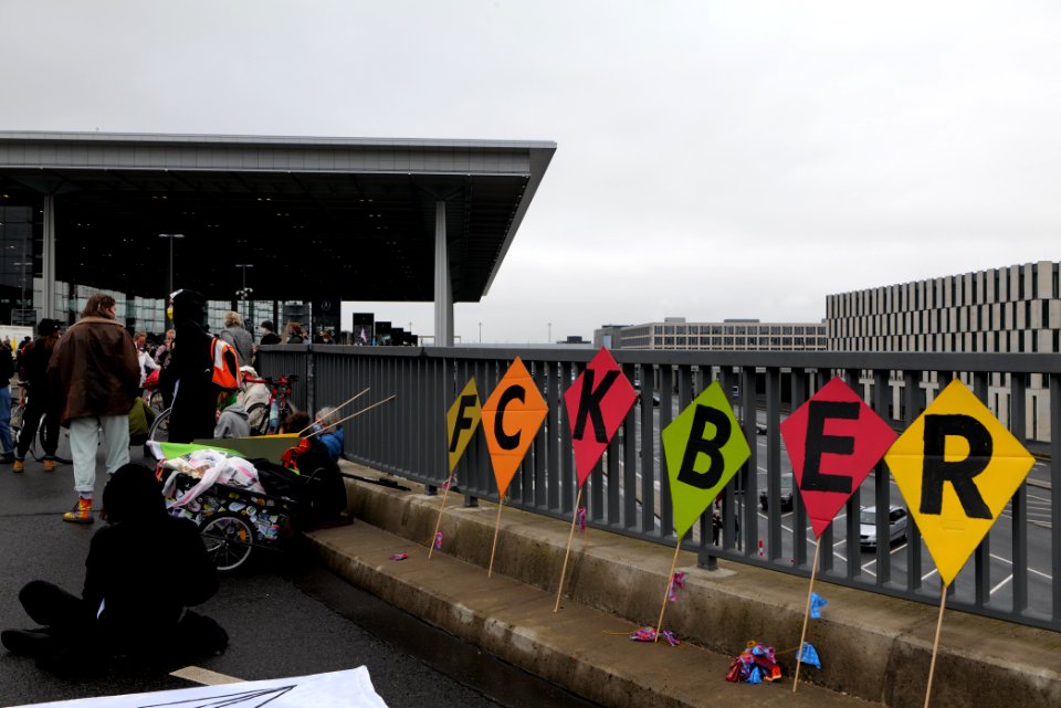 Abgehoben demonstration against BER opening 2020-10-31 57