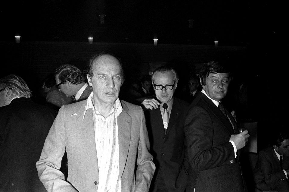 Aanwezigen waaronder Wim Sonneveld, Bestanddeelnr 925-5485