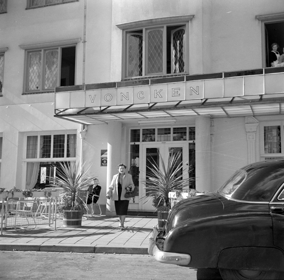 Aanzicht en entree van hotel Voncken op het Walramplein in Valkenburg, in het mi, Bestanddeelnr 252-0186