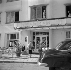 Aanzicht en entree van hotel Voncken op het Walramplein in Valkenburg, in het mi, Bestanddeelnr 252-0186