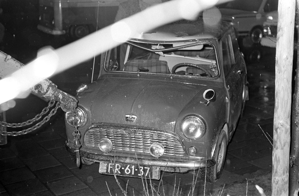 Acht mensen gewond op vluchtheuvel, de auto die ongeval veroorzaakte op Middenwe, Bestanddeelnr 921-0443