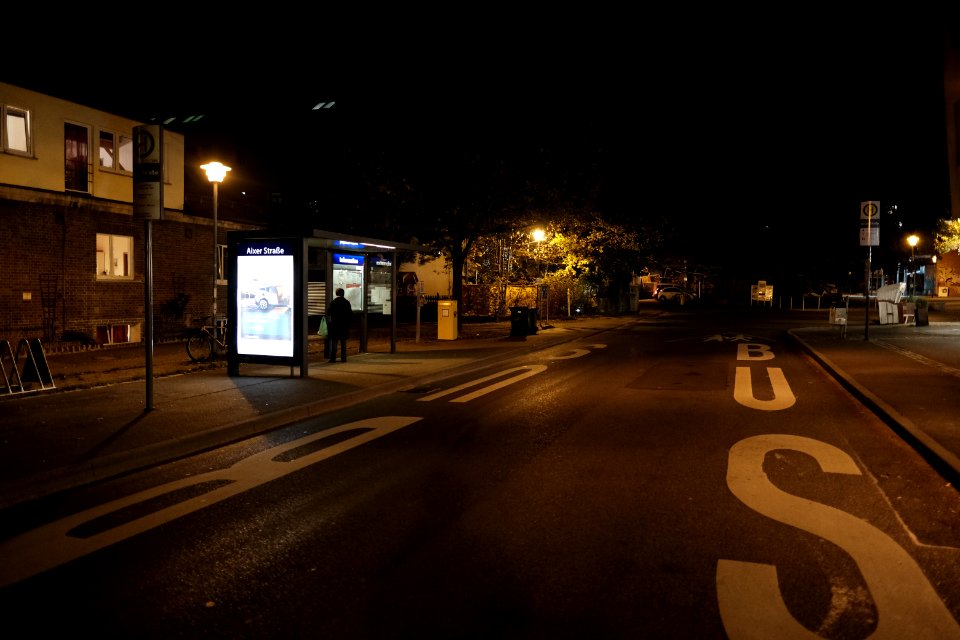 Abfahrts-Bushaltestelle Aixer Straße bei Nacht (2018)