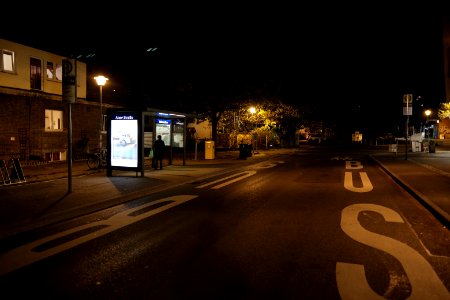 Abfahrts-Bushaltestelle Aixer Straße bei Nacht (2018)