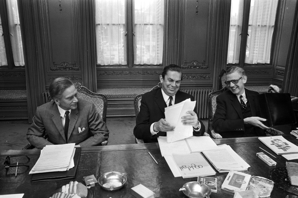Achter de tafel v.l.n.r. Veringa (KVP), Biesheuvel (ARP) eb Udink (CHU), Bestanddeelnr 924-6282