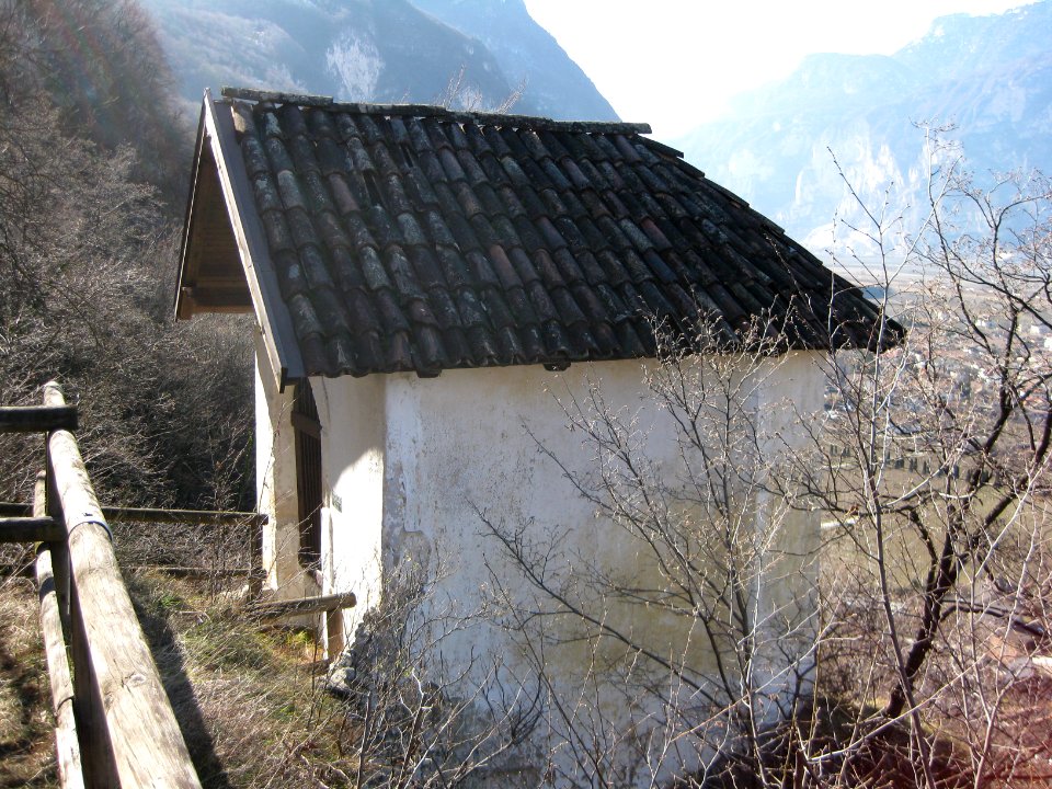 Achte Kreuzwegstation auf dem Weg zur Kalvarienbergkapelle in Salurn 5