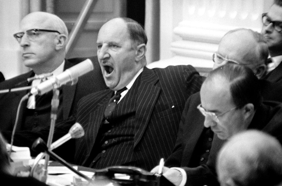 Achter de regeringstafel een gapende minister Joseph Luns (KVP) met links van he, Bestanddeelnr 919-6670