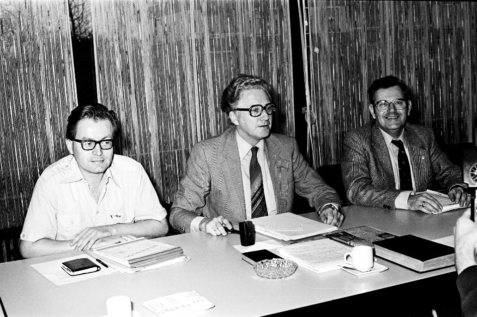 Achter de bestuurstafel v.l.n.r. G. Terpstra (arbeidsvoorwaarden), voorzitter Va, Bestanddeelnr 930-5593