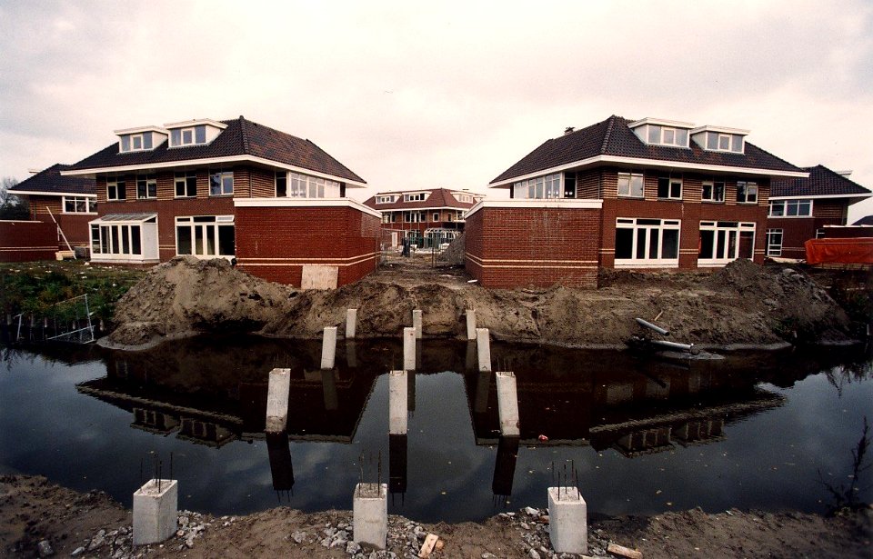 Achter het Stoop's bad in Overveen nadert een nieuw wijkje zijn voltooiing. Onder de naam Kennemerpark verrijzen hier 32 huurwoningen en 63 vrije sector koopwoningen. Aangekocht in 1998 van United Pho