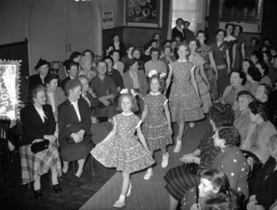 Acht Zwitsers als mannequin fa. De Graaff Maarsen, Bestanddeelnr 907-0257