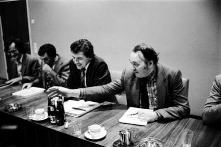 Achter de tafel Herman Bode (FNV, r) en Wim Kok, Bestanddeelnr 930-5627