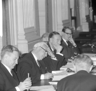 Achter de regeringstafel vlnr staatssecretaris dr. J.F. de Meijer, minister Vel, Bestanddeelnr 918-4821