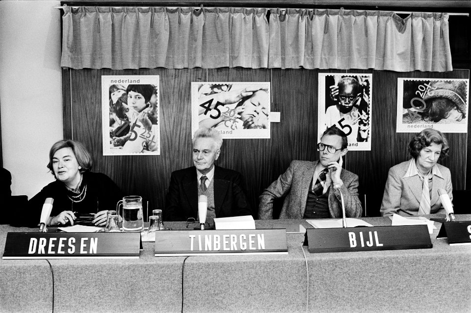 Achter de tafel vlnr mevrouw Dreesen, prof. dr. Jan Tinbergen, de heer Bijl en , Bestanddeelnr 930-5388