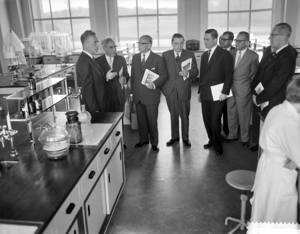 Acht ministers bezoeken de Rijksuniversiteit te Leiden, Bestanddeelnr 911-1898
