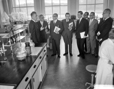 Acht ministers bezoeken de Rijksuniversiteit te Leiden, Bestanddeelnr 911-1898