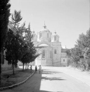 Achteraanzicht van een kerkgebouw, zogenaamde Russische kerk, op de voorgrond , Bestanddeelnr 255-2281