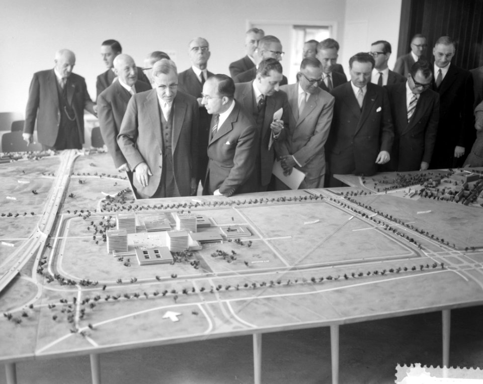 Acht ministers bezoeken de Rijksuniversiteit te Leiden, Bestanddeelnr 911-1900