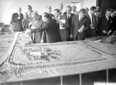 Acht ministers bezoeken de Rijksuniversiteit te Leiden, Bestanddeelnr 911-1901