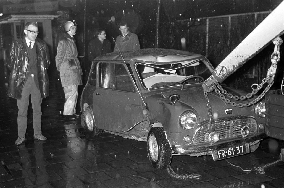 Acht mensen gewond op vluchtheuvel, de auto die ongeval veroorzaakte op Middenwe, Bestanddeelnr 921-0442