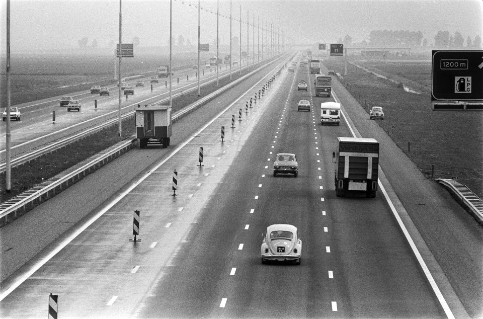 Achtbaans-wegvak Schiphol- Nieuw Vennep (Rijksweg 4) woensdag open, Bestanddeelnr 928-7525