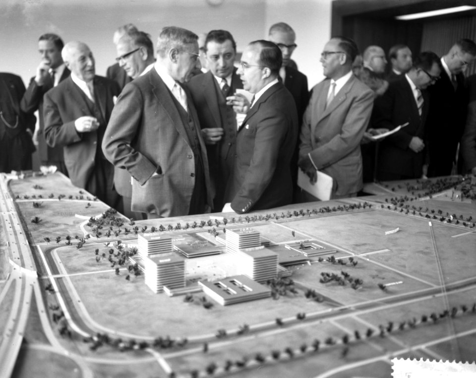 Acht ministers bezoeken de Rijksuniversiteit te Leiden, Bestanddeelnr 911-1899