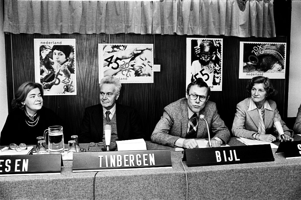 Achter de tafel vlnr mevrouw Dreesen, prof. dr. Jan Tinbergen, de heer Bijl en , Bestanddeelnr 930-5387