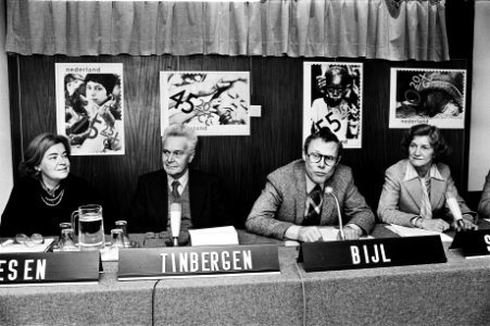 Achter de tafel vlnr mevrouw Dreesen, prof. dr. Jan Tinbergen, de heer Bijl en , Bestanddeelnr 930-5387