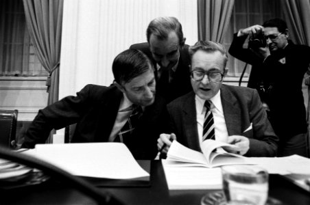 Achter de regeringstafel v.l.n.r. premier Van Agt, minister Van der Klaauw (Bui…, Bestanddeelnr 930-5961