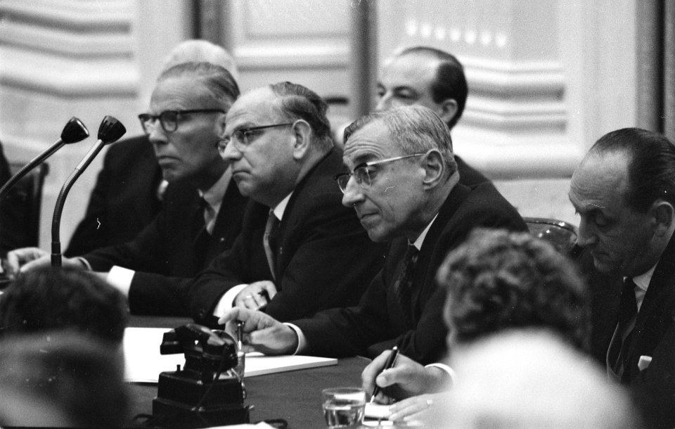 Achter de regeringstafel vlnr de ministers Korthals, Beerman, minister presiden…, Bestanddeelnr 910-4043