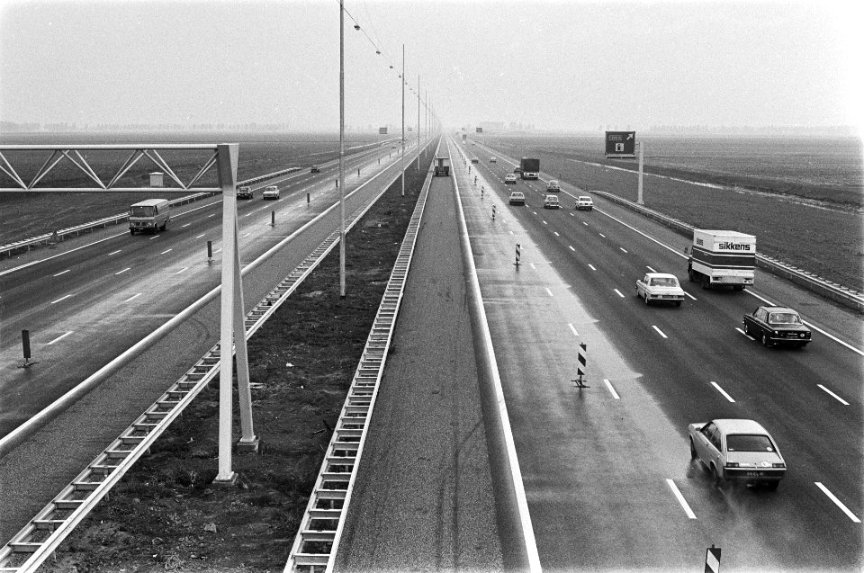 Achtbaans-wegvak Schiphol- Nieuw Vennep (Rijksweg 4) woensdag open, Bestanddeelnr 928-7524