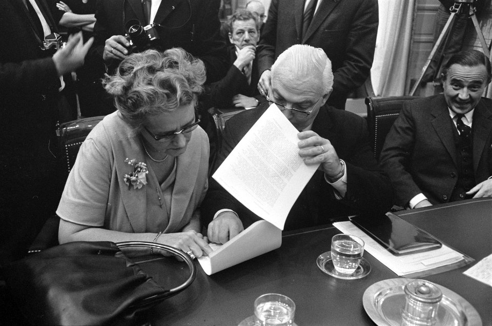 Achter de regeringstafel minister Marga Klompé (KVP) en minister Gerard Veldkamp, Bestanddeelnr 919-8305