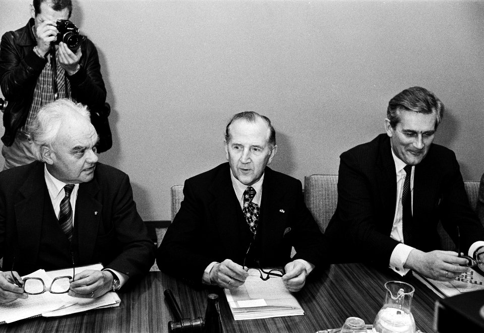 Achter de onderhandelingstafel v.l.n.r. Steef Eijkelenburg (voorzitter NCW), Chr, Bestanddeelnr 930-5625