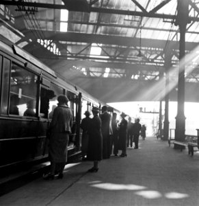 Achterblijvers op het perron van Waverley Station, Bestanddeelnr 254-3520
