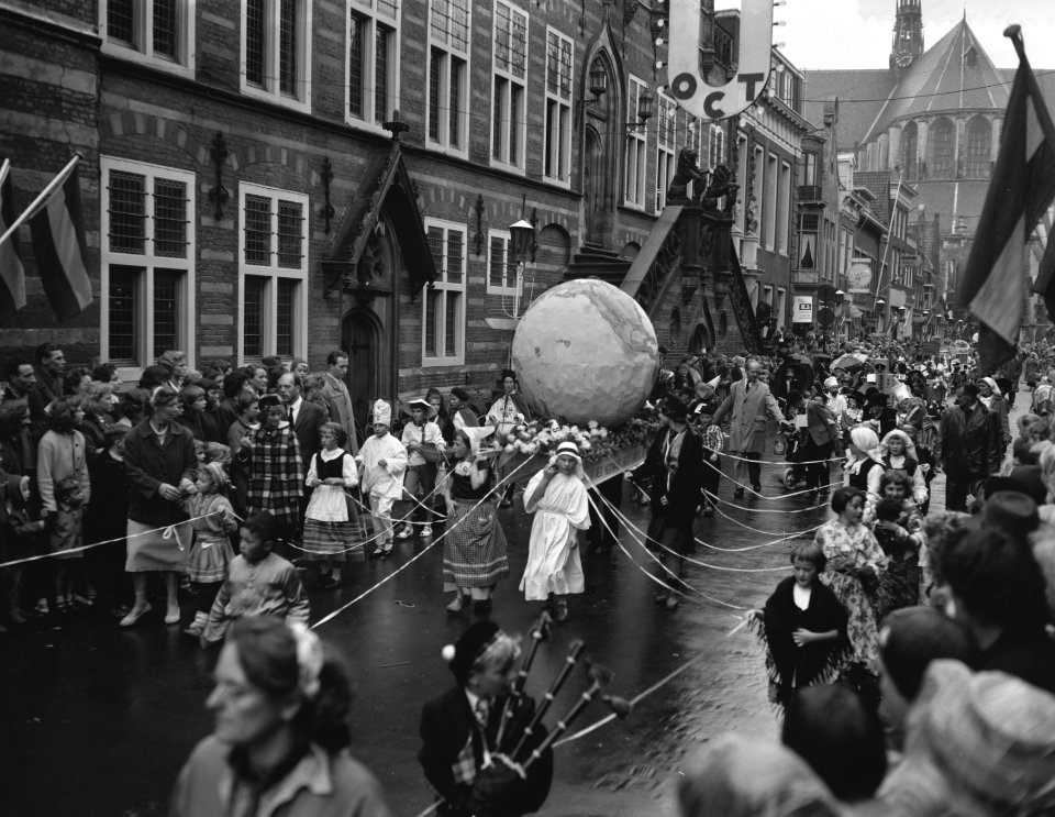 Acht oktoberfeest in Alkmaar, kinderen met een globe, Bestanddeelnr 909-8996