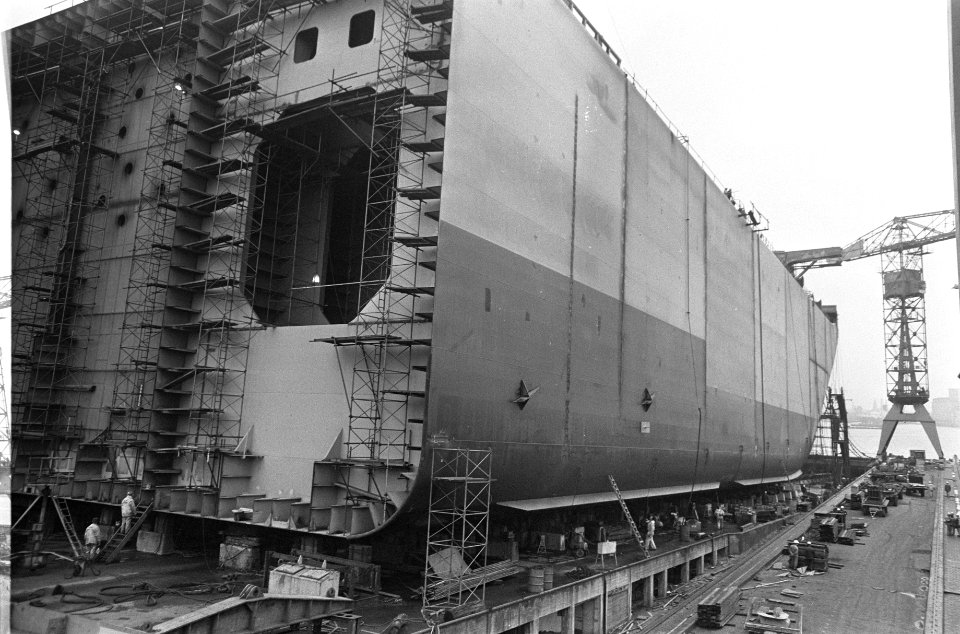 Achterschip van mammoettanker Dagmar Maersk op werf NDSM, Bestanddeelnr 922-0304