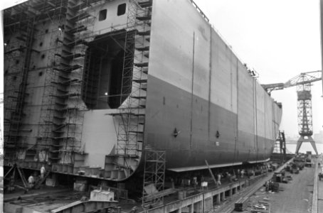 Achterschip van mammoettanker Dagmar Maersk op werf NDSM, Bestanddeelnr 922-0304