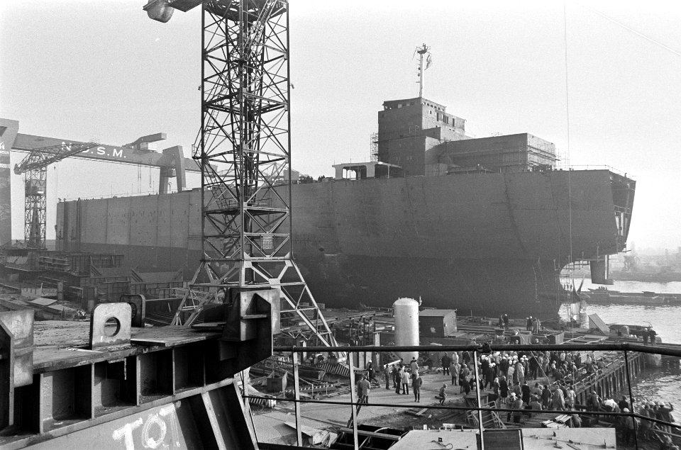 Achterschip Texaco Amsterdam te water gelaten bij NDSM Amsterdam, achterschip, Bestanddeelnr 925-0942