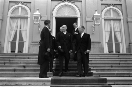 Acht ministers kabinet Marijnen door koningin op Huis Den Bosch beëdigd Andriess, Bestanddeelnr 915-3776