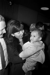 Achtentwintig Koreaanse kinderen arriveren op Schiphol, worden geadopteerd door , Bestanddeelnr 923-3045