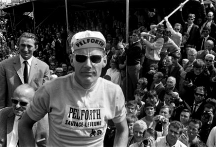 Acht van Chaam. Huldiging Jan Janssen vooraf. Jan Janssen in gele trui, duizende, Bestanddeelnr 921-5317
