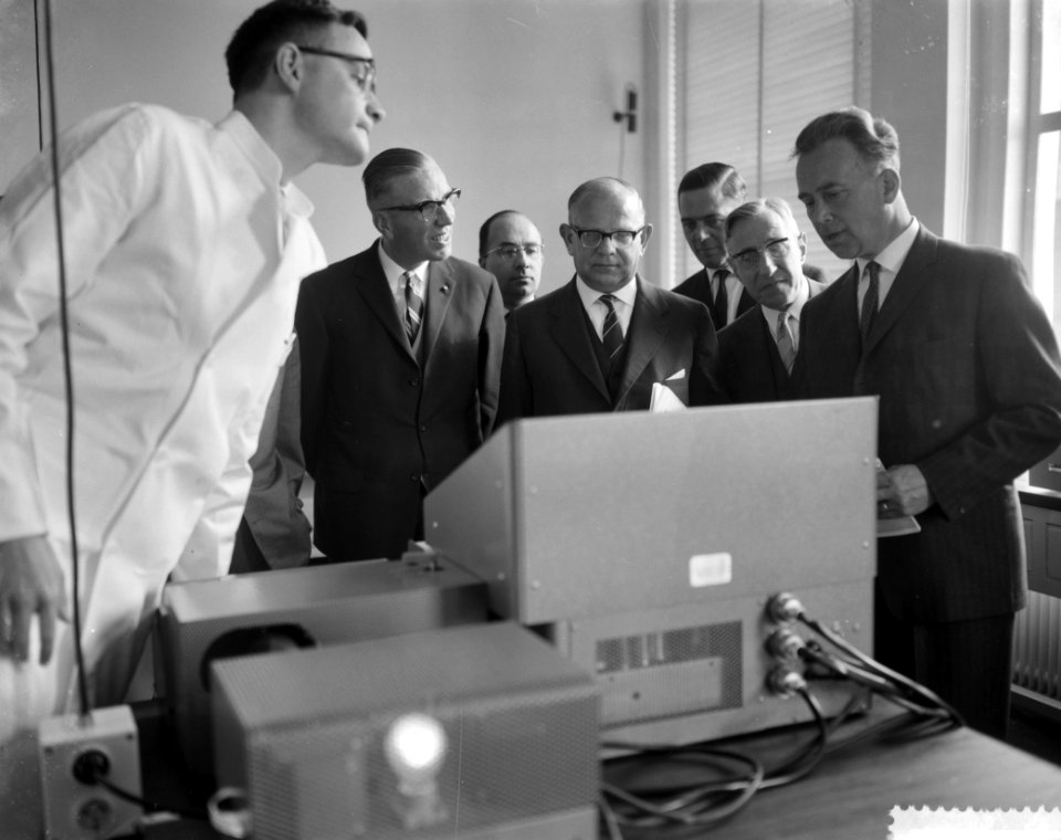 Acht ministers bezoeken de Rijksuniversiteit te Leiden, Bestanddeelnr 911-1902