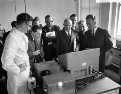 Acht ministers bezoeken de Rijksuniversiteit te Leiden, Bestanddeelnr 911-1895
