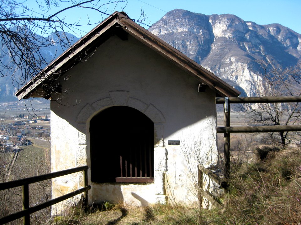 Achte Kreuzwegstation auf dem Weg zur Kalvarienbergkapelle in Salurn 1